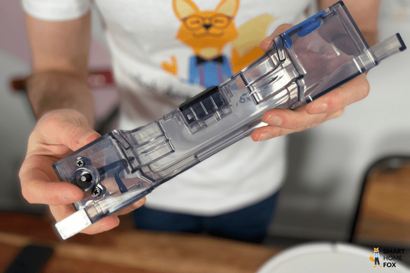 Wassertank des Yeedi Vac Hybrids wird am Saug-Wisch-Roboter angebracht